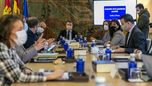 Castilla-La Mancha endurece las medidas anti-covid en casa antes de las 10, no podrás salir de tu municipio y cierre total de servicios no esenciales