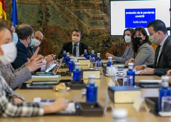 Castilla-La Mancha endurece las medidas anti-covid en casa antes de las 10, no podrás salir de tu municipio y cierre total de servicios no esenciales