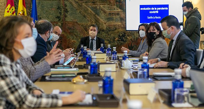 Castilla-La Mancha endurece las medidas anti-covid en casa antes de las 10, no podrás salir de tu municipio y cierre total de servicios no esenciales