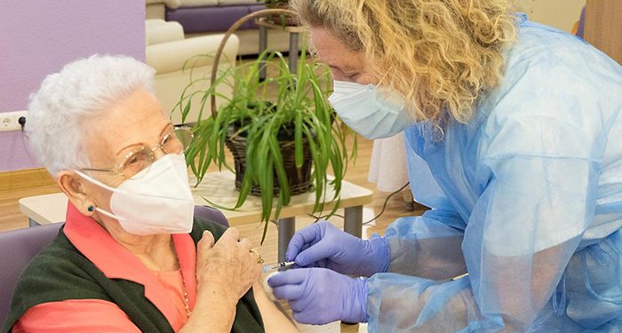 Castilla-La Mancha inicia la segunda fase de vacunación contra la Covid-19 con la administración de la segunda dosis a Araceli Hidalgo