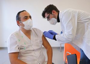 Castilla-La Mancha inicia la vacunación del personal del sistema sanitario regional frente al SARS-Cov2