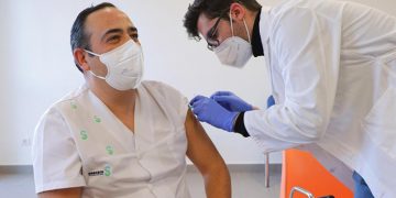 Castilla-La Mancha inicia la vacunación del personal del sistema sanitario regional frente al SARS-Cov2