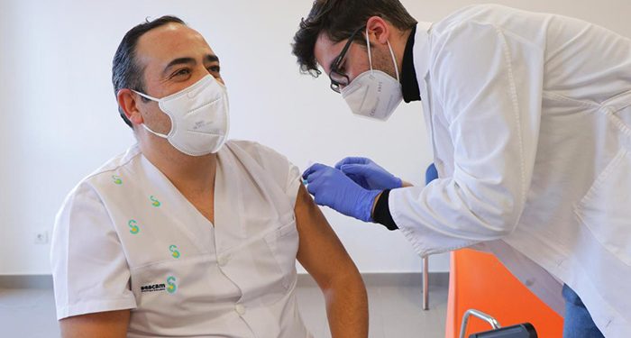 Castilla-La Mancha inicia la vacunación del personal del sistema sanitario regional frente al SARS-Cov2
