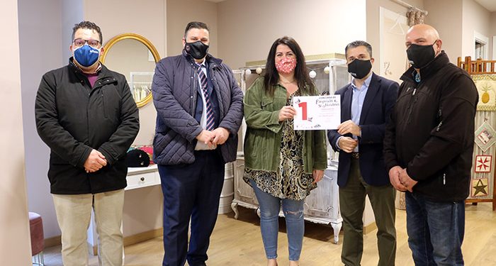 El Ayuntamiento de Guadalajara reparte 4.000 euros en premios a los comercios de la localidad gracias al concurso de escaparates de Navidad 1 Concurso de Escaparates - La Coqueta Lola primer premio tradicional