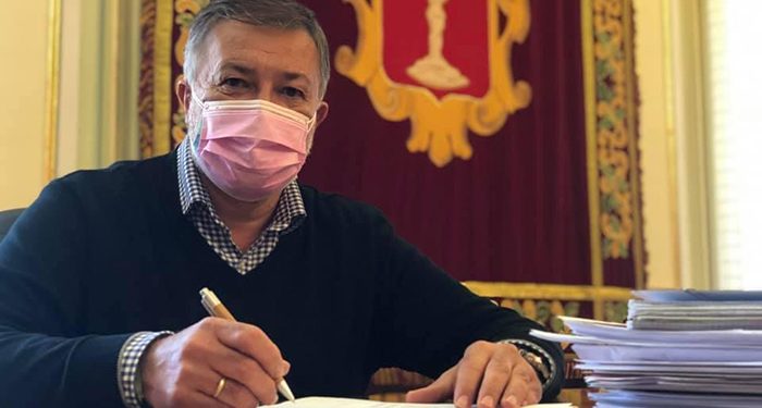 	El alcalde ha pedido que, ante todo, se limiten los encuentros sociales pues “no podemos trasladar las reuniones de amigos de los bares a las casas. De lo que se trata es de limitar al máximo el contacto social”.