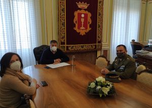 El alcalde da la bienvenida al nuevo subdelegado de Defensa en Cuenca, el coronel Fernando Antón Bernalte
