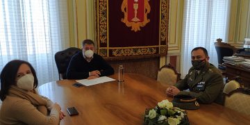 El alcalde da la bienvenida al nuevo subdelegado de Defensa en Cuenca, el coronel Fernando Antón Bernalte