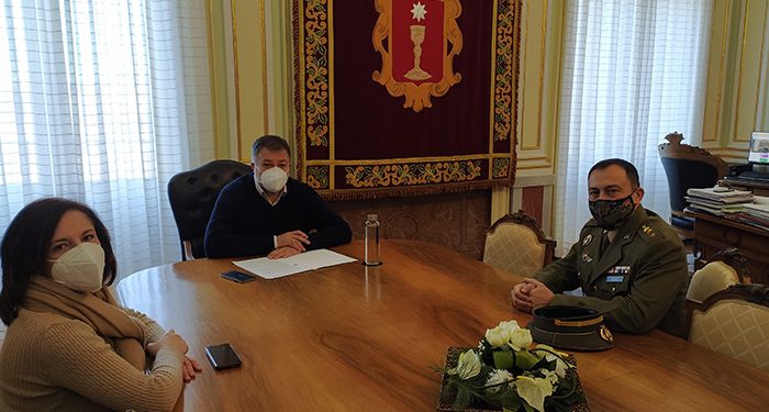 El alcalde da la bienvenida al nuevo subdelegado de Defensa en Cuenca, el coronel Fernando Antón Bernalte 1 El alcalde da la bienvenida al nuevo subdelegado de Defensa en Cuenca, el coronel Fernando Antón Bernalte