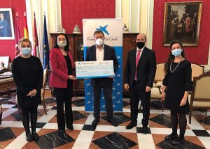 El Ayuntamiento de Cuenca recibe una donación de 5.000 euros de la Fundación ‘la Caixa’ para su proyecto de ‘Atención a personas sin hogar durante la Covid-19’