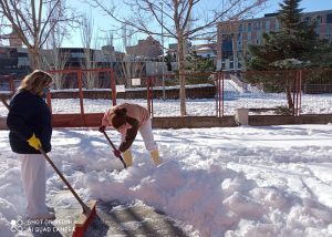 El Ayuntamiento de Guadalajara centra su lucha contra la nieve y el hielo en el interior de los colegios..., aunque no habrá clase hasta el lunes
