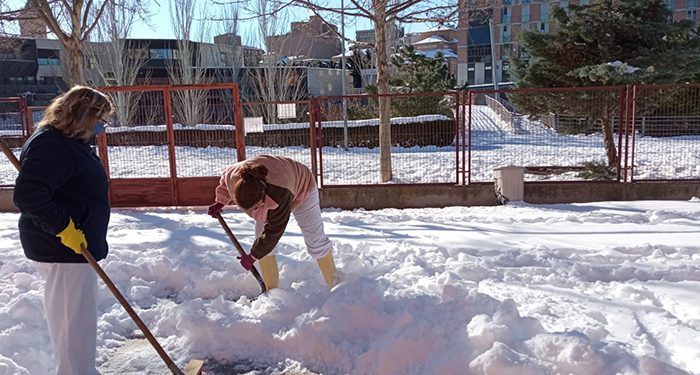 El Ayuntamiento de Guadalajara centra su lucha contra la nieve y el hielo en el interior de los colegios..., aunque no habrá clase hasta el lunes 1 El Ayuntamiento de Guadalajara centra su lucha contra la nieve y el hielo en el interior de los colegios..., aunque no habrá clase hasta el lunes
