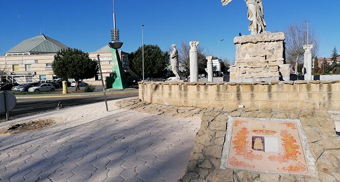 El Ayuntamiento de Villanueva de la Torre acondiciona el interior de tres rotondas del municipio