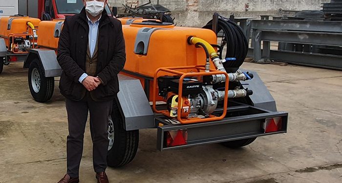 El Gobierno regional entrega a 16 agrupaciones de Protección Civil un remolque con depósito de agua