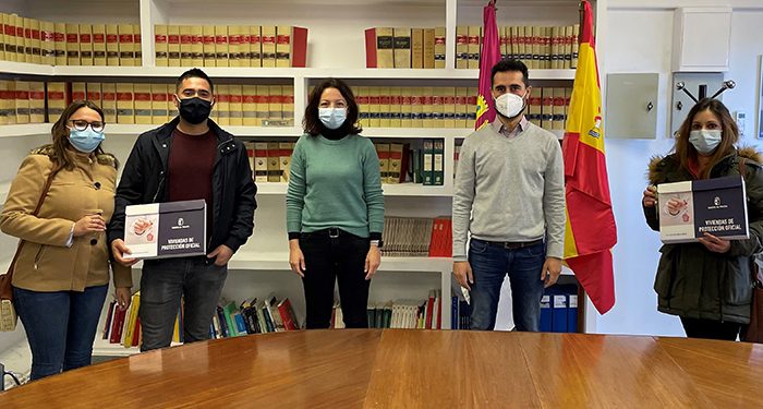 El Gobierno regional entrega dos viviendas de protección oficial en el municipio de El Pedernoso