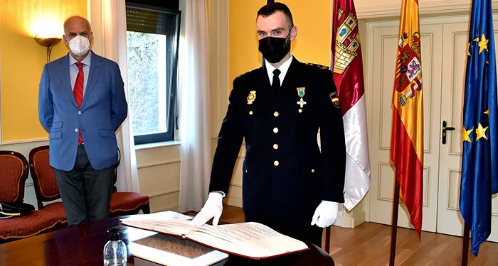 El subdelegado del Gobierno en Cuenca preside la jura del cargo de un nuevo oficial de la Comisaría Provincial de Policía Nacional 1 El subdelegado del Gobierno en Cuenca preside la jura del cargo de un nuevo oficial de la Comisaría Provincial de Policía Nacional