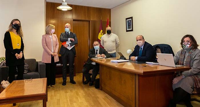 Mora subraya que CLM “sirve de referente” en ayudas a autónomos con 150 millones de euros 1 Mora subraya que CLM “sirve de referente” en ayudas a autónomos con 150 millones de euros