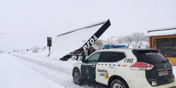 Cae el techo de la gasolinera de Priego por el peso de la nieve