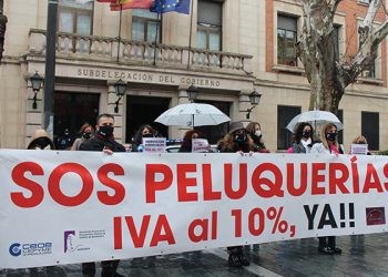 La Asociación de Peluquerías y Centros de Estética de Guadalajara vuelve a concentrarse para pedir la bajada del IVA al 10%