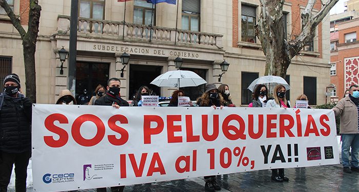 La Asociación de Peluquerías y Centros de Estética de Guadalajara vuelve a concentrarse para pedir la bajada del IVA al 10% 1 La asociación de peluquerías y centros de Estética de Guadalajara vuelve a concentrarse para pedir la bajada del IVA al 10%