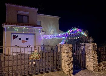 La familia Rajas-Pérez gana el primer concurso de fachadas y decoración navideña de Albalate