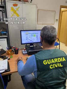 La Guardia Civil detiene a dos personas por estafa en compras por Internet en Azuqueca de Henares