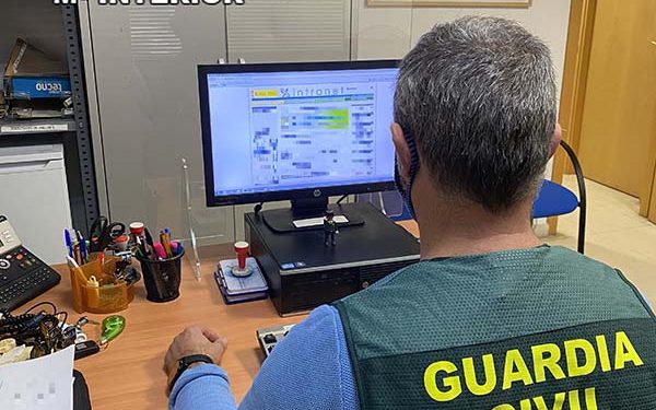 La Guardia Civil detiene a dos personas por estafa en compras por Internet en Azuqueca de Henares