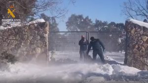 La Guardia Civil en Guadalajara evacua en helicóptero a dos personas y  auxilia a otras tres que se encontraban aislados