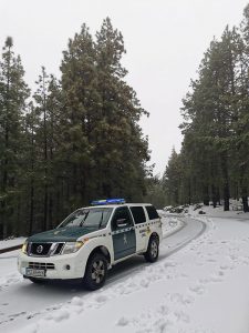 La Guardia Civil lleva medicamentos vitales a dos octogenarios aislados en Robledillo de Mohernando e interviene también en Budia e Irueste