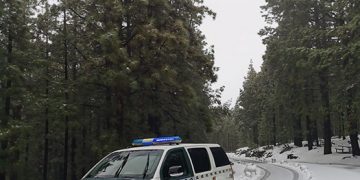 La Guardia Civil lleva medicamentos vitales a dos octogenarios aislados en Robledillo de Mohernando e interviene también en Budia e Irueste