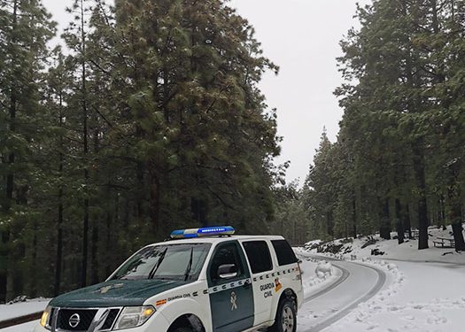 La Guardia Civil lleva medicamentos vitales a dos octogenarios aislados en Robledillo de Mohernando e interviene también en Budia e Irueste