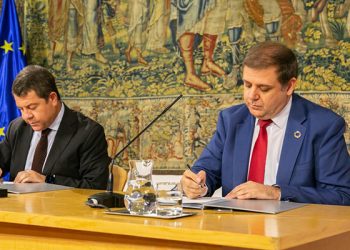 La Junta facilita el pago de los tributos mediante giro postal tras un acuerdo con Correos