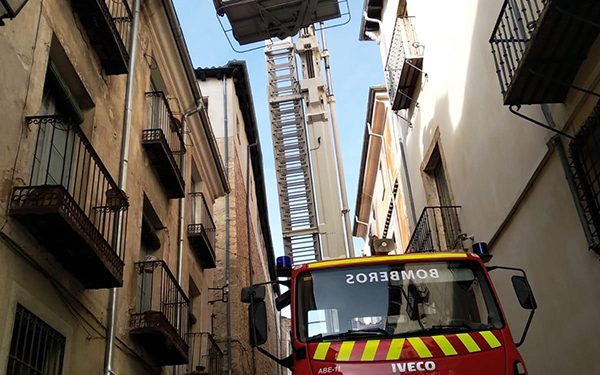 Los bomberos retiran varias tejas que presentaban riesgo de caída en la calle San Pedro de Cuenca 1 Los bomberos retiran varias tejas que presentaban riesgo de caída en la calle San Pedro de Cuenca