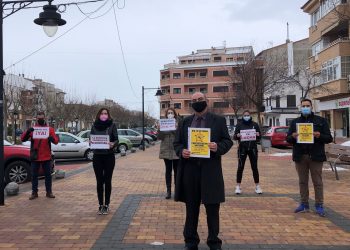 Los peluqueros de Cuenca salen a sus puertas para reclamar un IVA reducido como sector esencial