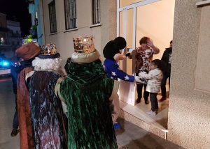 Los Reyes Magos repartieron los regalos a los niños de Huete casa por casa