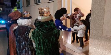 Los Reyes Magos repartieron los regalos a los niños de Huete casa por casa