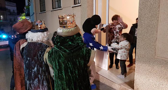 Los Reyes Magos repartieron los regalos a los niños de Huete casa por casa