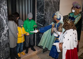 Los Reyes Magos saludaron a los niños de Trillo y sus pedanías casa por casa, poniendo fin a una ‘blanca’ Navidad
