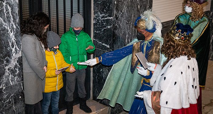 Los Reyes Magos saludaron a los niños de Trillo y sus pedanías casa por casa, poniendo fin a una ‘blanca’ Navidad