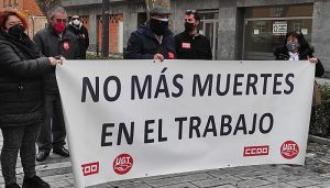 Los sindicatos se concentran en memoria de trabajadora electrocutada el pasado viernes en Pareja