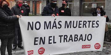 Los sindicatos se concentran en memoria de trabajadora electrocutada el pasado viernes en Pareja