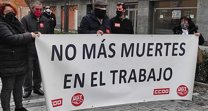 Los sindicatos se concentran en memoria de trabajadora electrocutada el pasado viernes en Pareja