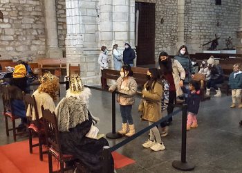 Melchor, Gaspar y Baltasar han despedido hoy la Navidad parejana en la Misa de Reyes