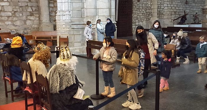 Melchor, Gaspar y Baltasar han despedido hoy la Navidad parejana en la Misa de Reyes