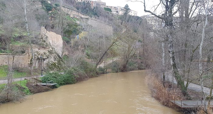 El Ayuntamiento de Cuenca mantiene cerrados los accesos a los ríos y pide precaución ante el crecimiento de su caudal 1 Río Júcar