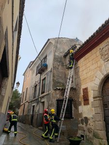 Un incendio hunde la cubierta de un edificio de la calle Pósito, junto al Almudí
