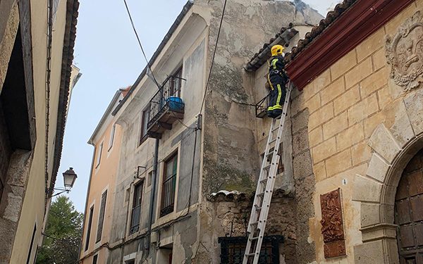 Un incendio hunde la cubierta de un edificio de la calle Pósito, junto al Almudí 1 Un incendio hunde la cubierta de un edificio de la calle Pósito, junto al Almudí