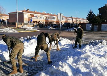 Villanueva de la Torre recibe a una veintena de militares para ayudar en la retirada de hielo y nieve