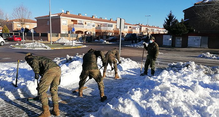 Villanueva de la Torre recibe a una veintena de militares para ayudar en la retirada de hielo y nieve