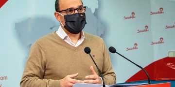 Bellido participa en una conferencia de prensa con estudiantes de Periodismo