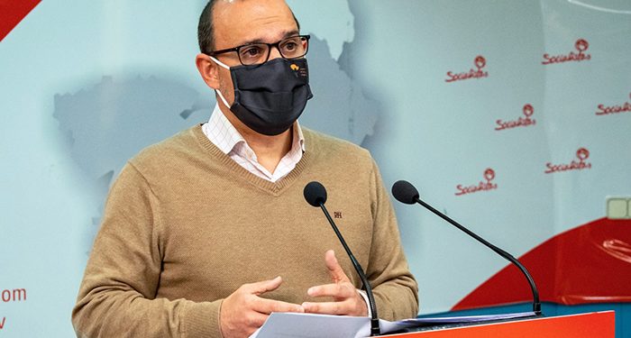 Bellido participa en una conferencia de prensa con estudiantes de Periodismo